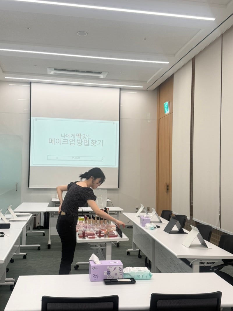 특강을 준비 중인 현지 부원장